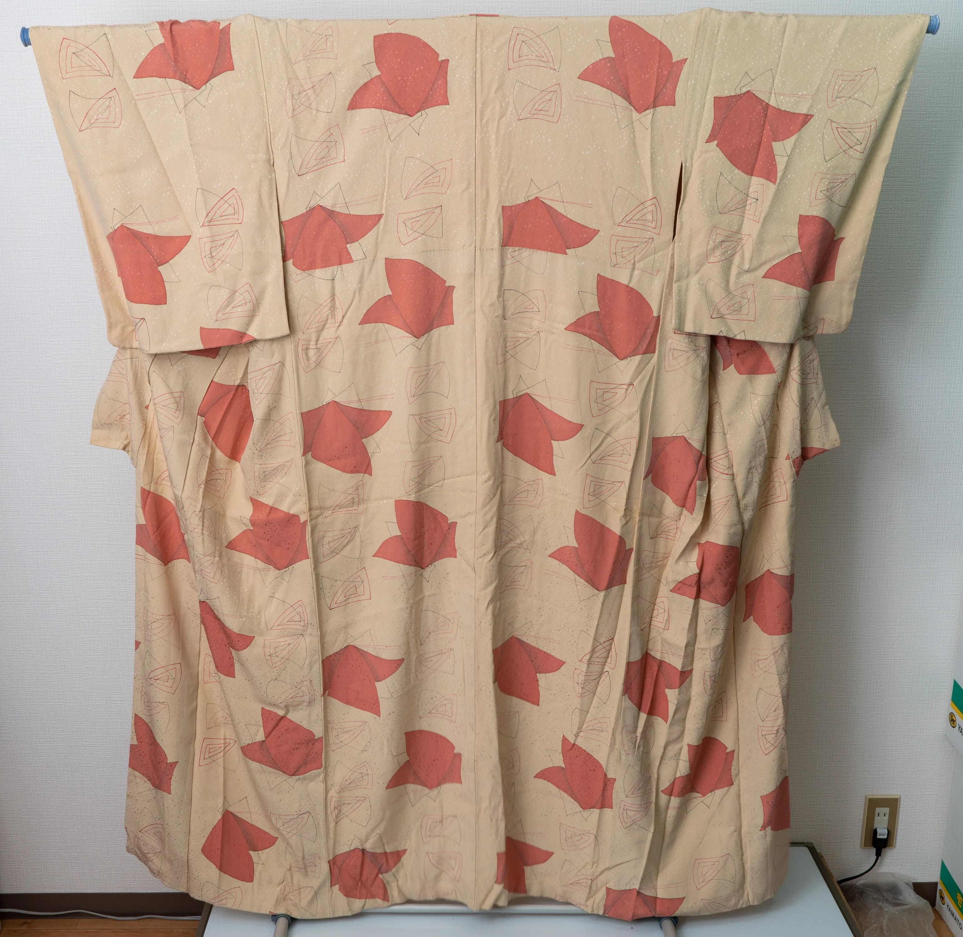 Abstract Art 1980s Vintage Kimono - Beige & Red Silk Japanese Traditional Clothes