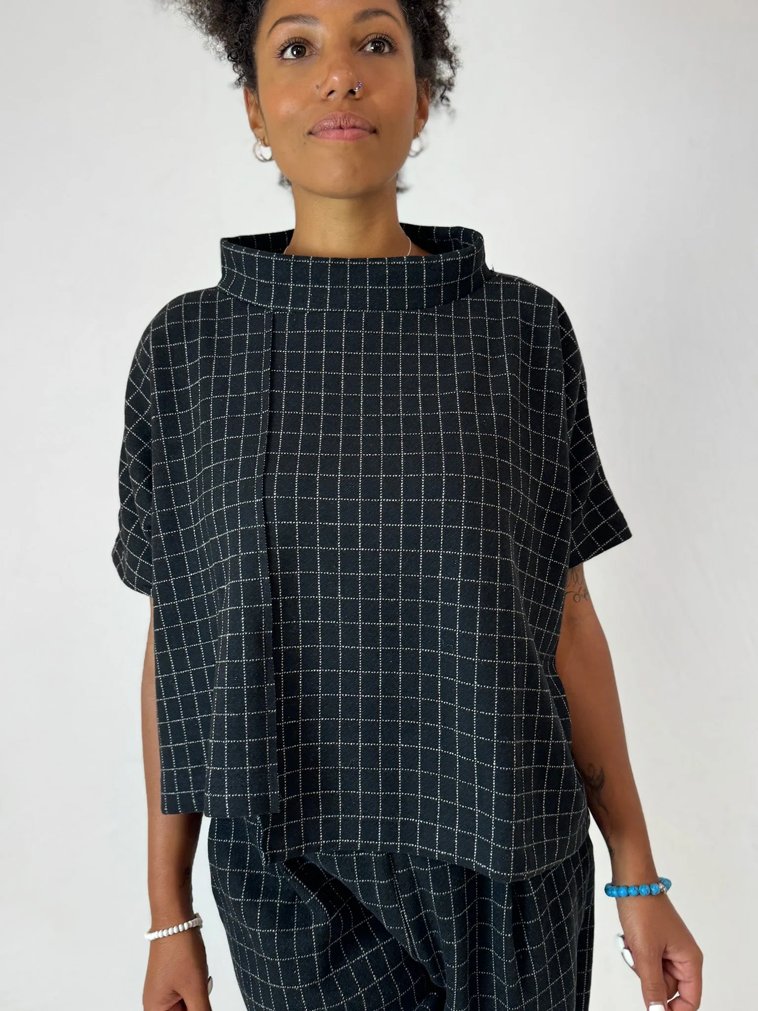 Magia J Grid Check Cape Top